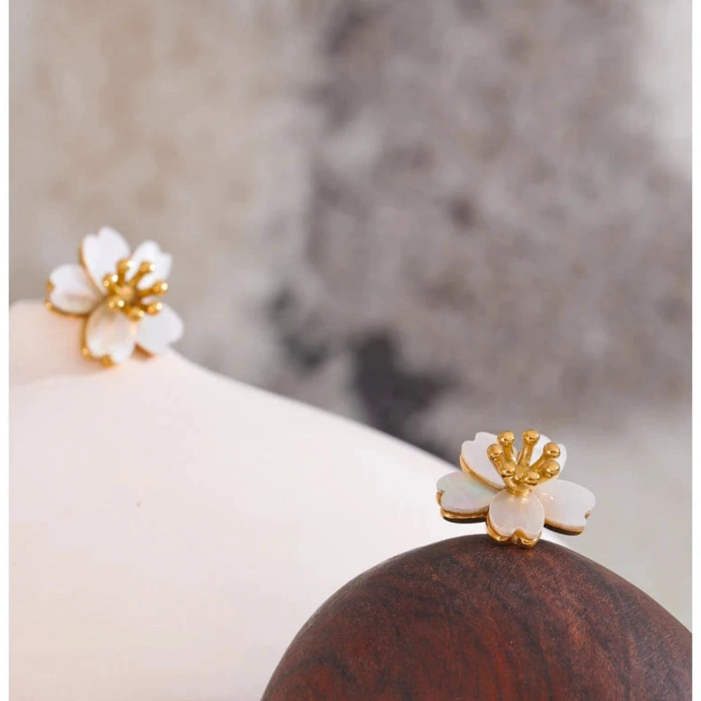 PoisedMe High Quality Natural Shell Flower Golden Daily Stud Earrings for Women Prevent Allergy Stainless Steel Exquisite Jewelry 